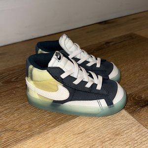 NEVER WORN Nike kids high top sneakers
